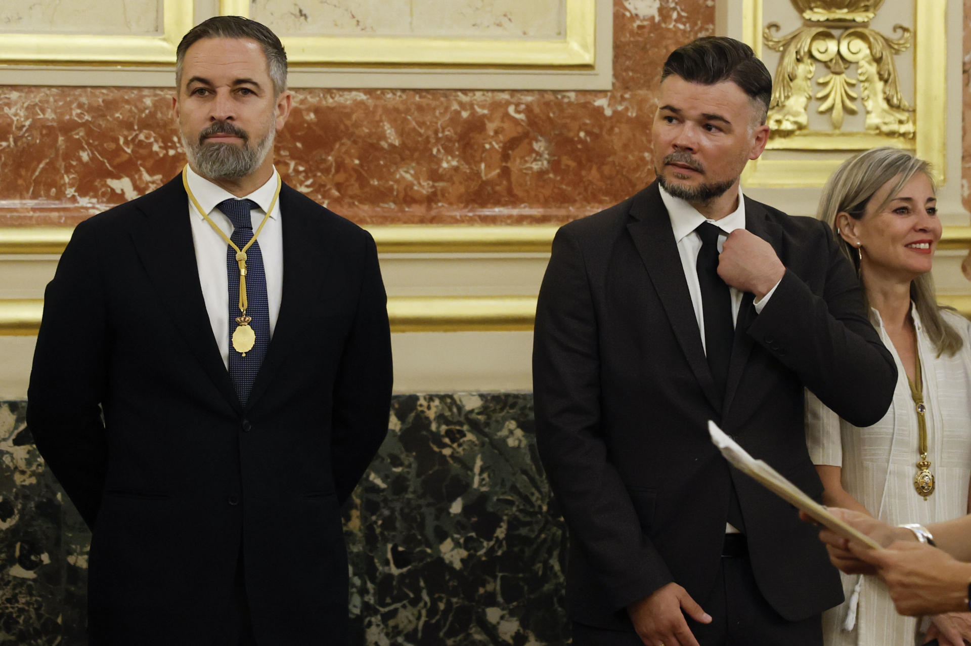 MADRID (ESPAÑA), 08/06/2026.- El líder de Vox, Santiago Abascal (i), junto al portavoz de ERC, Gabriel Rufián, en el Congreso de los Diputados donde el papa León XIV pronuncia este lunes un esperado e histórico discurso en las Cortes durante su visita a España. EFE/Ballesteros POOL