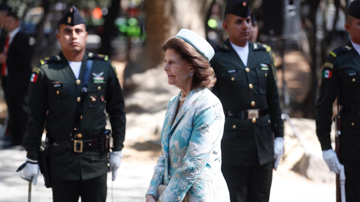 MEX1696. CIUDAD DE MÉXICO (MÉXICO), 12/03/2024 .- La reina de Suecia Silvia llega al obelisco de los Niños Héroes, donde ofrecieron una ofrenda floral, este martes en la Ciudad de México (México). El presidente mexicano, Andrés Manuel López Obrador, recibirá este martes en el Palacio Nacional a los reyes de Suecia, el jefe de Estado Carlos XVI Gustavo y la reina Silvia, quienes empiezan una visita de tres días en el país marcada por la cultura y los negocios. EFE/Sáshenka Gutiérrez