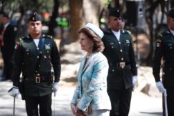 MEX1696. CIUDAD DE MÉXICO (MÉXICO), 12/03/2024 .- La reina de Suecia Silvia llega al obelisco de los Niños Héroes, donde ofrecieron una ofrenda floral, este martes en la Ciudad de México (México). El presidente mexicano, Andrés Manuel López Obrador, recibirá este martes en el Palacio Nacional a los reyes de Suecia, el jefe de Estado Carlos XVI Gustavo y la reina Silvia, quienes empiezan una visita de tres días en el país marcada por la cultura y los negocios. EFE/Sáshenka Gutiérrez