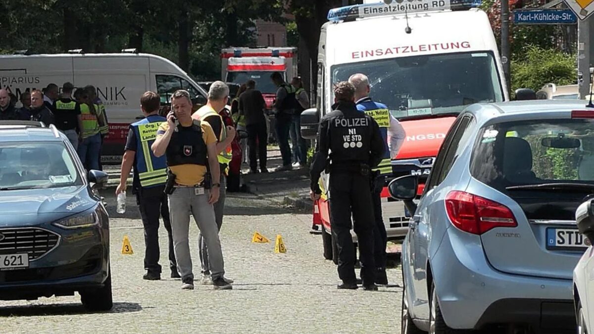 Los servicios de emergencia y la policía trabajan en el lugar tras el tiroteo en Stade, Alemania.