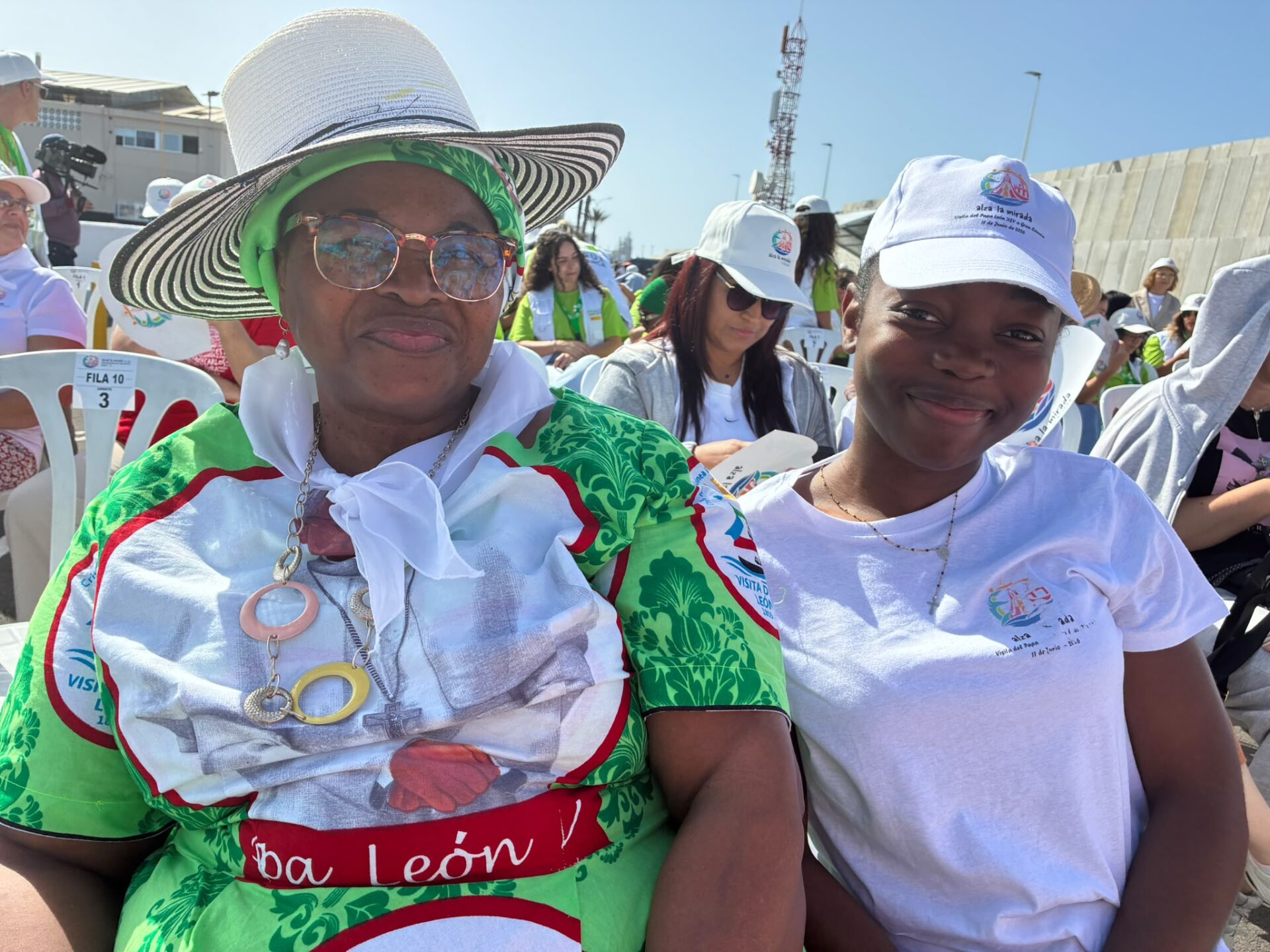 Alfonsina, migrante de Guinea Ecuatorial, junto a su nieta