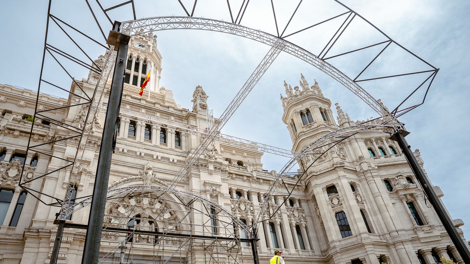 La construcción del altar en la Plaza de Cibeles