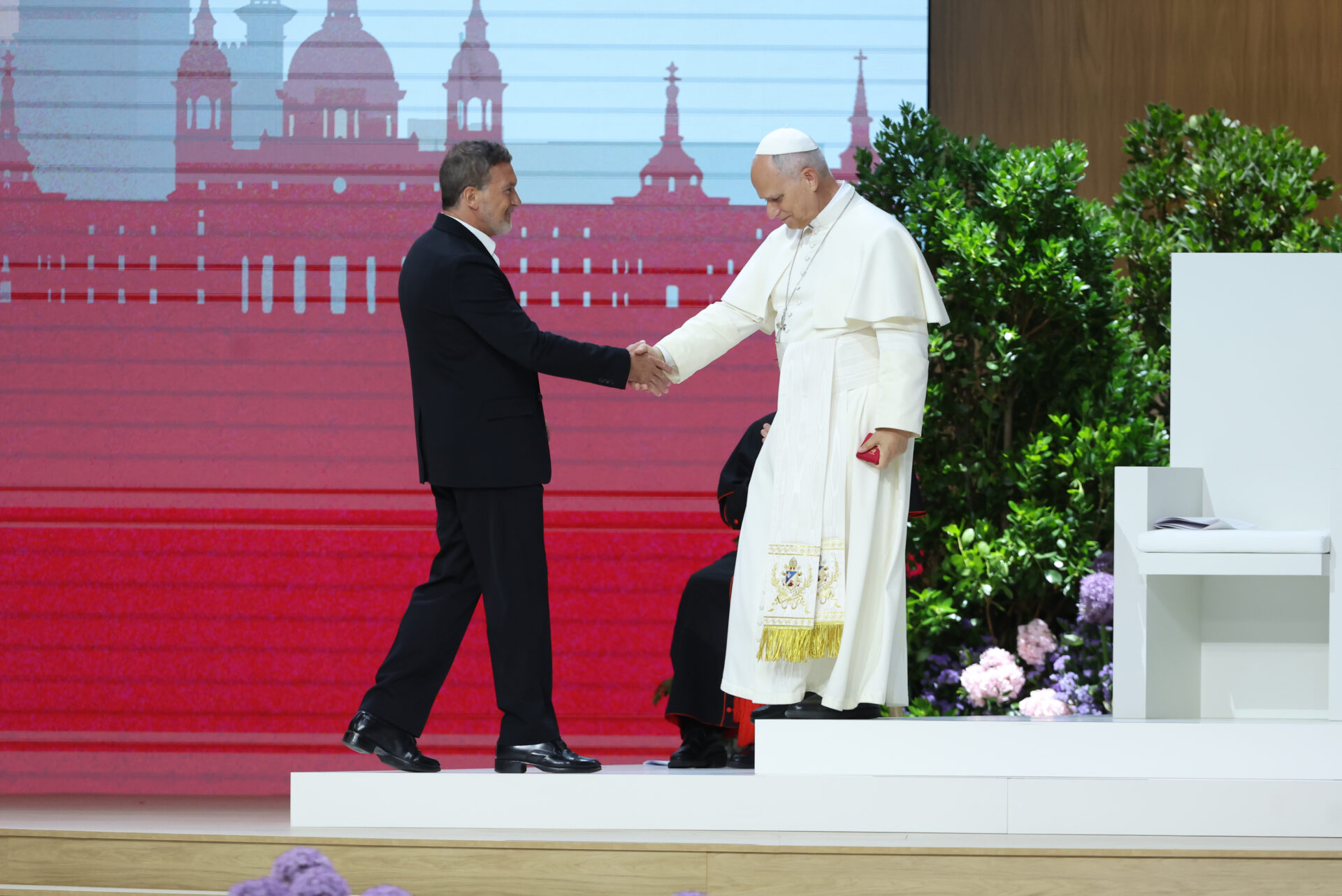 El Papa León XIV saluda al actor Antonio Banderas durante el encuentro 'Tejer redes con el mundo de la cultura, la educación, la empresa y el deporte"