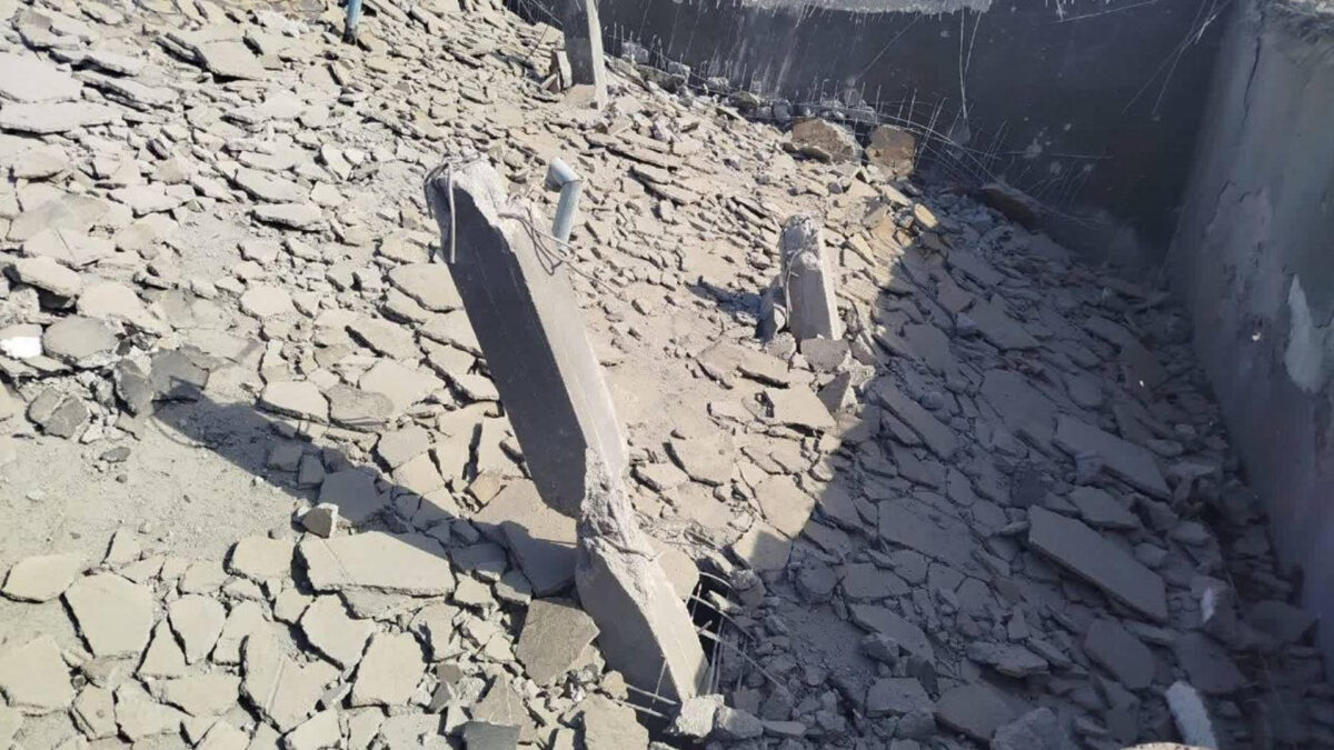 Un ataque de Estados Unidos a dos depósitos de agua en Bimani, en el distrito de Sirik, a orillas del estrecho de Ormuz, ha dejado sin agua potable a 20.000 personas, denunció este miércoles la agencia Mizan, perteneciente a la Judicatura iraní. Estos depósitos, según la fuente, incluían un tanque de 500 metros cúbicos y otro de 2.000 que desempeñaban un papel clave en el suministro de agua potable para el sector de Bimani y la ciudad de Kuhstk. EFE/ Tasnim News - SOLO USO EDITORIAL/SOLO DISPONIBLE PARA ILUSTRAR LA NOTICIA QUE ACOMPAÑA (CRÉDITO OBLIGATORIO) -