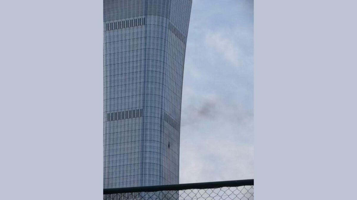 Una avioneta se estrella contra el edificio más alto de Pekín