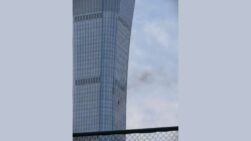 Una avioneta se estrella contra el edificio más alto de Pekín