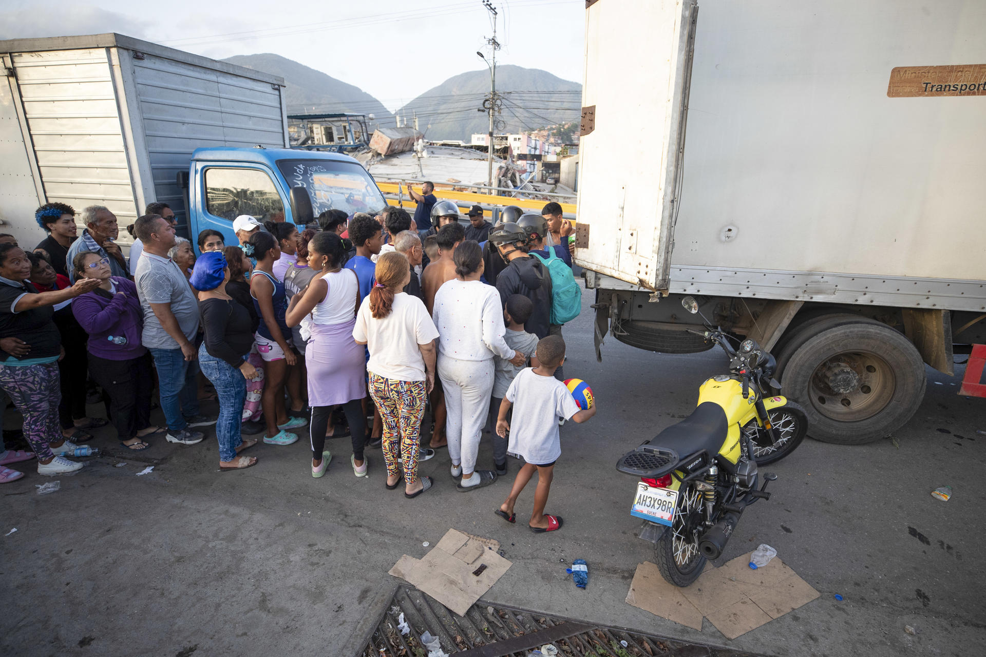 CATIA LA MAR, 26/06/2026.- Recostados en colchones, sábanas, sillas, carpas y campamentos improvisados, cientos de personas duermen en el asfalto, jardineras, plazas y canchas en Catia La Mar, una de las ciudades más afectadas por los terremotos de magnitud 7,2 y 7,5 ocurridos el miércoles en Venezuela y que se han cobrado la vida de 235 personas. EFE/ Ronald Peña R