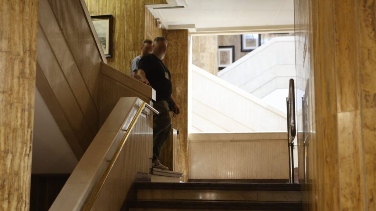 Agentes de la UCO en el interior del Ayuntamiento de Soria durante el registro.