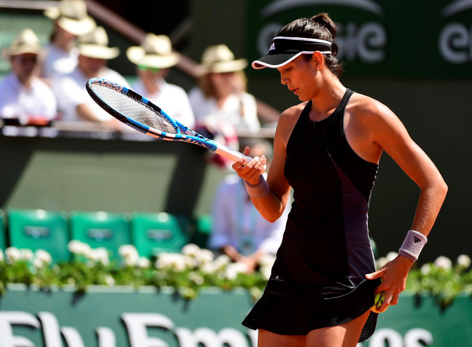 EPA4452. PARIS (FRANCIA), 07/06/2018.- La tenista española Garbiñe Muguruza se enfrenta a la rumana Simona Halep durante su partido de semifinal de Roland Garros que ambas disputaron en París, Francia, hoy, 7 de junio de 2018. EFE/ Caroline Blumberg