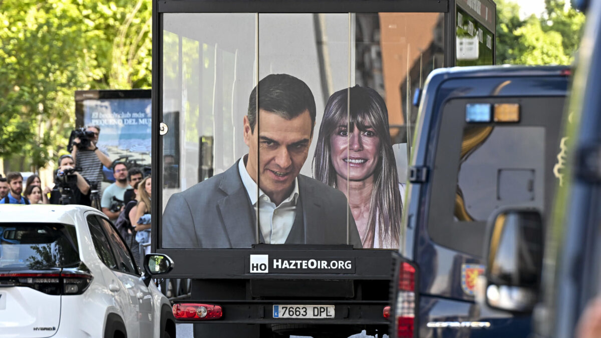 MADRID, 15/06/2026.- Un autobús de HazteOir, asociación española de extrema derecha, en el exterior del Tribunal de Instancia de Madrid este lunes. Begoña Gómez, mujer del presidente del Gobierno, está citada por el juez Juan Carlos Peinado a la audiencia preliminar, con "la obligación de comparecer", para decidir si la envía a juicio junto con su asesora, Cristina Álvarez, y el empresario Juan Carlos Barrabés. EFE/ Fernando Villar
