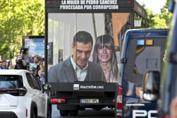 MADRID, 15/06/2026.- Un autobús de HazteOir, asociación española de extrema derecha, en el exterior del Tribunal de Instancia de Madrid este lunes. Begoña Gómez, mujer del presidente del Gobierno, está citada por el juez Juan Carlos Peinado a la audiencia preliminar, con "la obligación de comparecer", para decidir si la envía a juicio junto con su asesora, Cristina Álvarez, y el empresario Juan Carlos Barrabés. EFE/ Fernando Villar