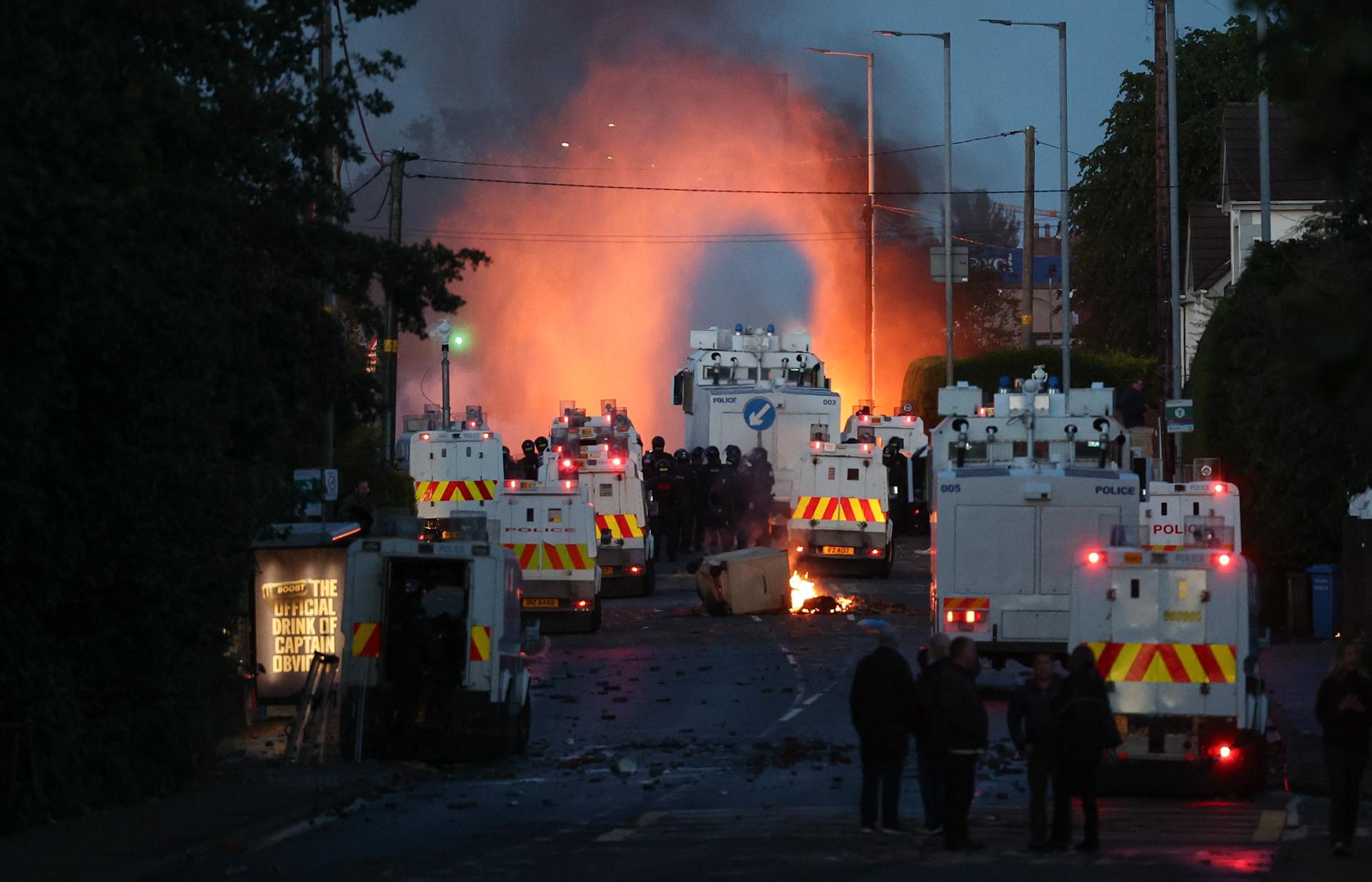La Policía desplegó cañones de agua para extinguir incendios provocados por manifestantes durante los disturbios en Antrim Road, en Newtownabbey, al norte de Belfast, Irlanda del Norte. Un ciudadano sudanés de 30 años ha sido acusado de intento de asesinato tras un ataque con cuchillo en Belfast el 8 de junio. Se incendiaron viviendas y vehículos durante las manifestaciones antiinmigración posteriores al ataque. EFE/ Adam Vaughan