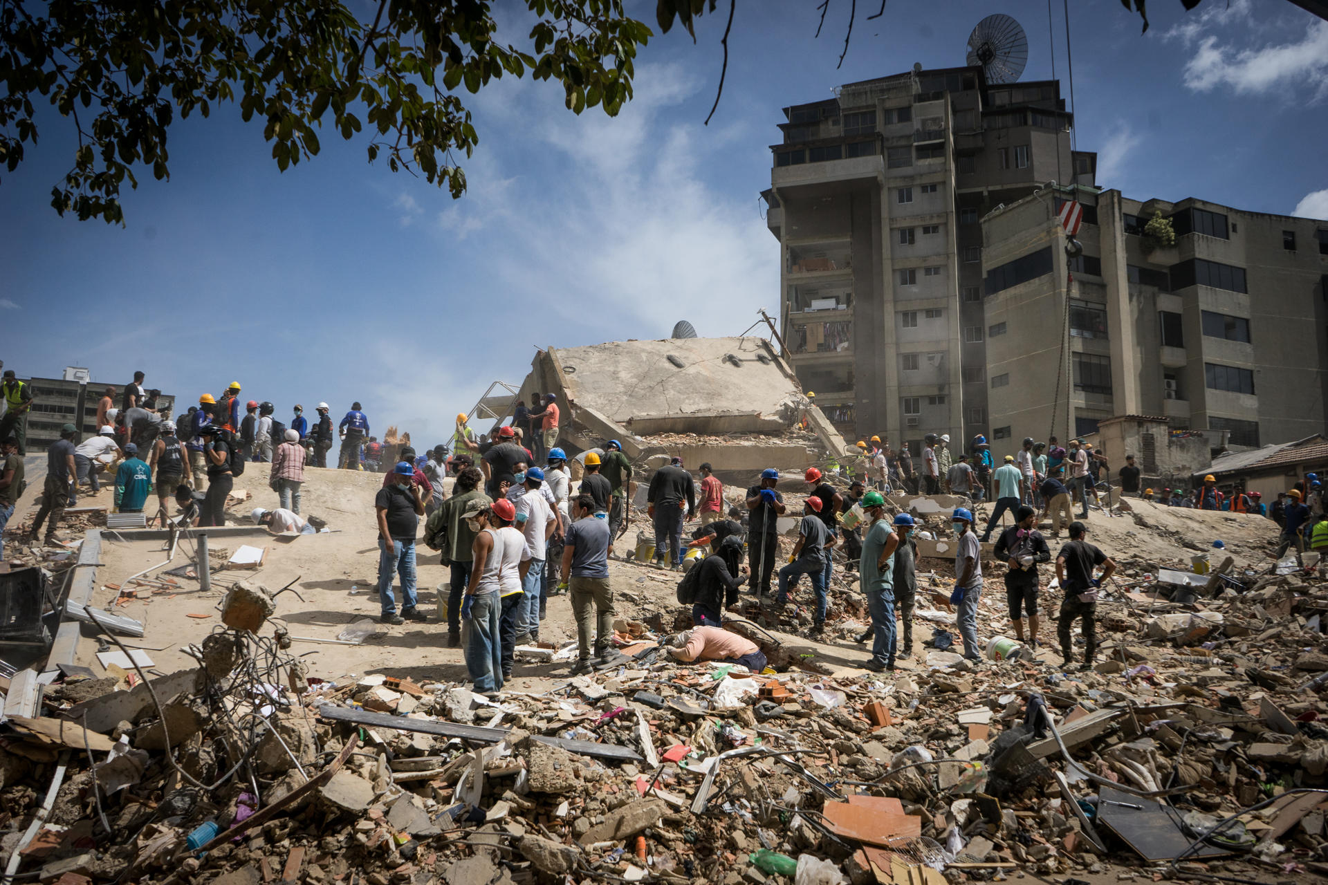 AME4476. CARACAS (VENEZUELA), 25/06/2026.- Rescatistas y voluntarios buscan víctimas en una vivienda afectada por los terremotos este jueves, en el municipio Libertador en el este de Caracas (Venezuela). Los dos terremotos que sacudieron el miércoles la costa norte de Venezuela dejaron al menos 188 fallecidos y más de 1500 heridos. EFE/ Boris Vergara