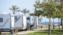 Caravanas y cámper en la playa - Sociedad
