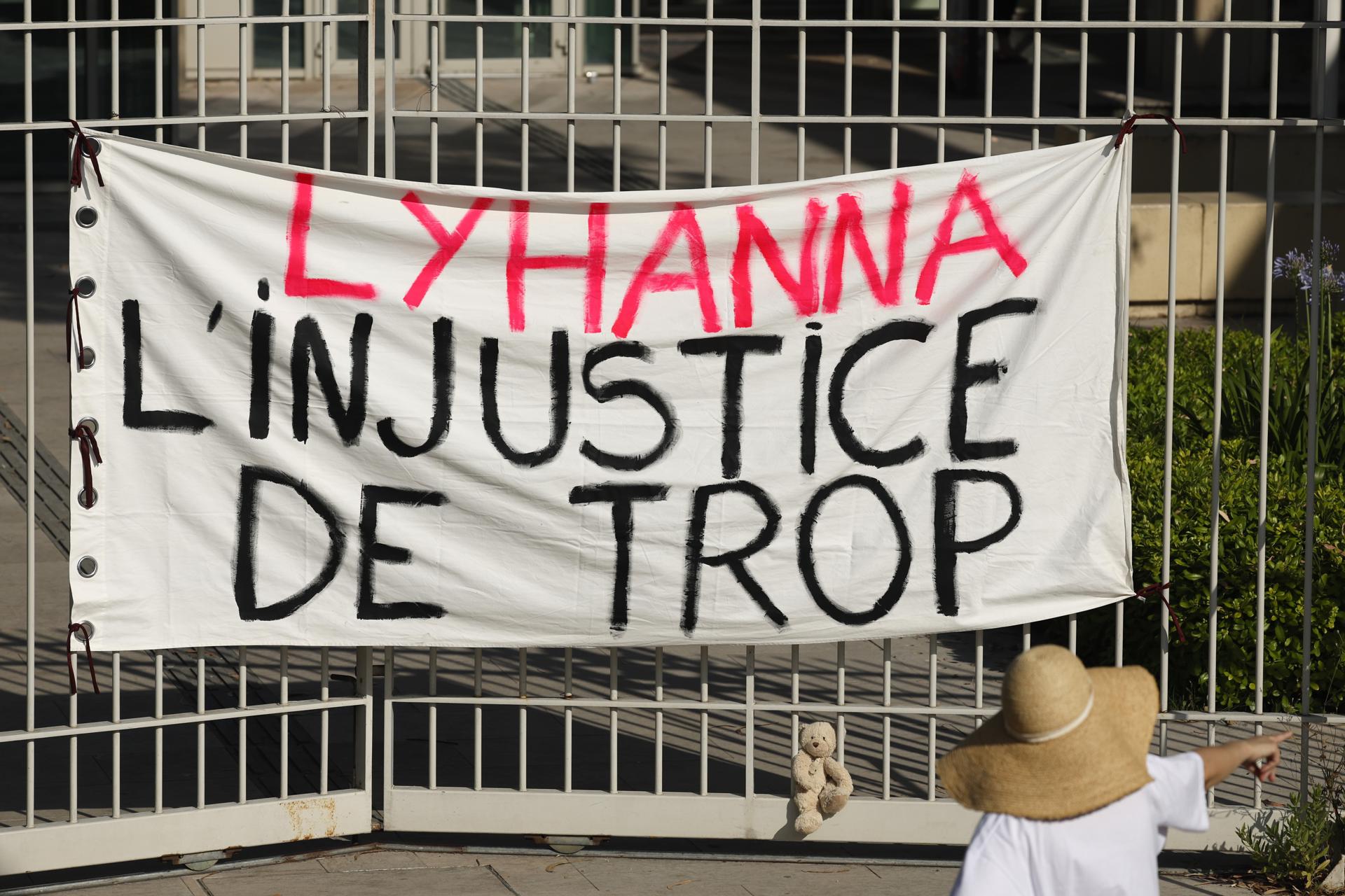Montpellier (France), 08/06/2026.- A banner reads 'Lyhanna too much injustice' during a protest in front of the court house of Montpellier in Southern France, 08 June 2026. Several feminist and child advocacy organisations have called for demonstrations to protest against the justice following the muredered girl Lyhanna. (Protestas, Francia) EFE/EPA/Guillaume Horcajuelo