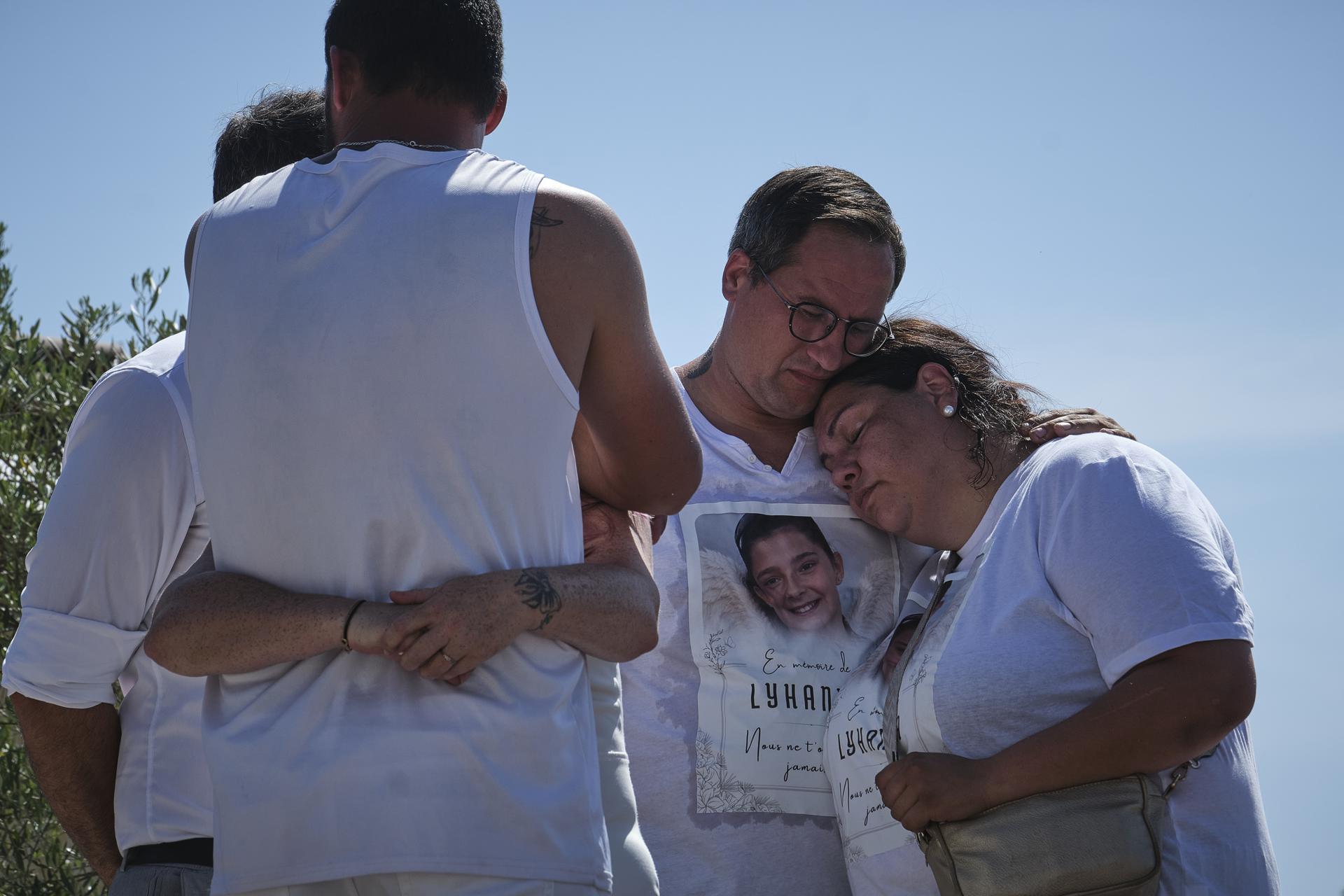 Gers (France), 07/06/2026.- Relatives embrace and comfort each other during a public gathering in memory of Lyhanna in Fleurance, Gers department, France, 07 June 2026. The procession brings together residents, families, relatives and supporters carrying white flowers, candles or signs in a silent collective tribute to the murdered girl. (Francia) EFE/EPA/GUILLAUME PINON