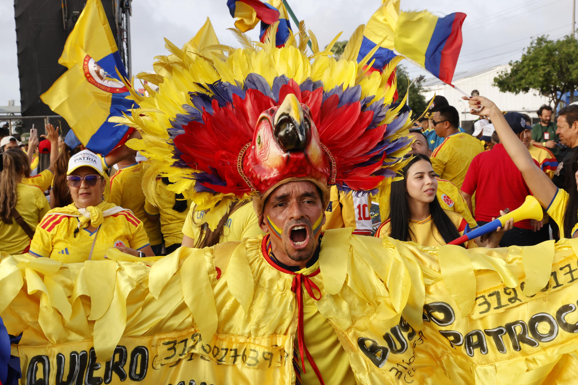 AME3107. BARRANQUILLA (COLOMBIA), 21/06/2026.- Simpatizantes del candidato a la presidencia de Colombia Abelardo de la Espriella reaccionan este domingo, en Barranquilla (Colombia). EFE/ Ernesto Guzmán
