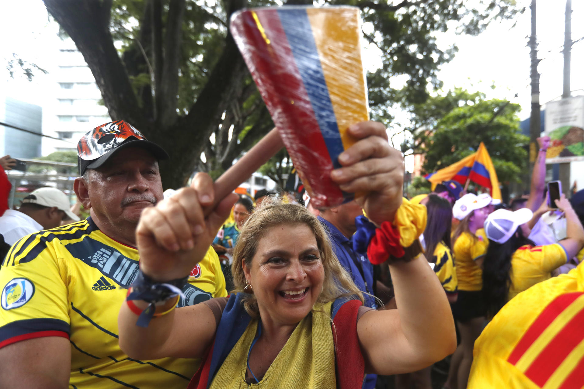 AME3103. CALI (COLOMBIA), 21/06/2026.- Simpatizantes del candidato a la presidencia de Colombia Abelardo de la Espriella celebran este domingo, en Cali (Colombia). El ultraderechista de la Espriella ganó en segunda vuelta las elecciones presidenciales en Colombia al obtener 12,9 millones de votos, una estrecha diferencia de 255.001 papeletas sobre el izquierdista Iván Cepeda.EFE/ Ernesto Guzmán