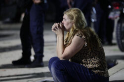 AME4121. CARACAS (VENEZUELA), 24/06/2026.- Una mujer se lamenta este miércoles, luego de dos fuertes terremotos que sacudieron el Caribe venezolano, en Caracas (Venezuela). El evento principal fue un sismo de magnitud 7,5, informó el sistema oficial de alerta de tsunamis de Estados Unidos. EFE/ Ronald Peña R