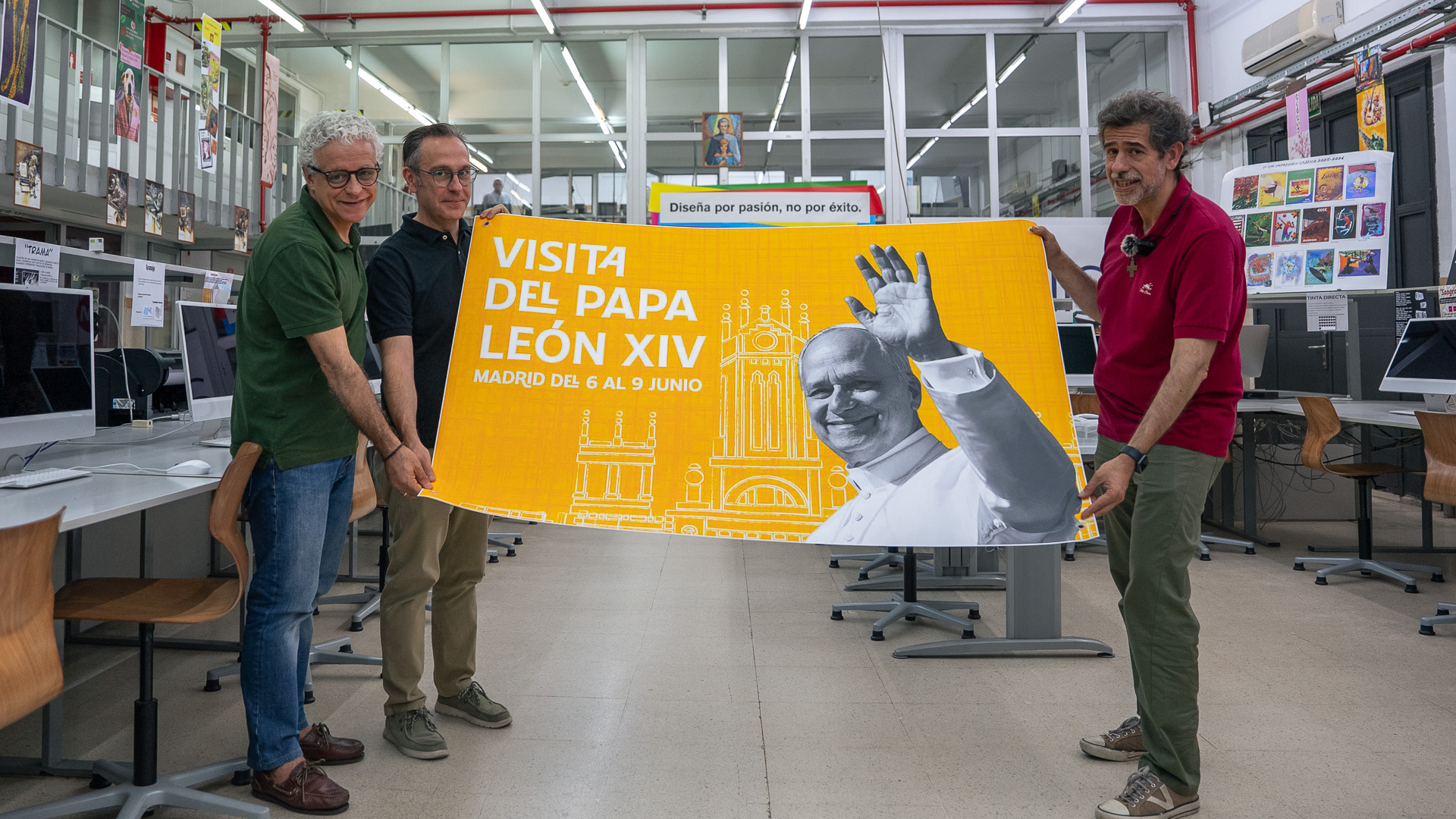 Algunos de los profesores del Colegio Salesianos de Atocha sujetan el cartel de bienvenida del Papa León XIV
