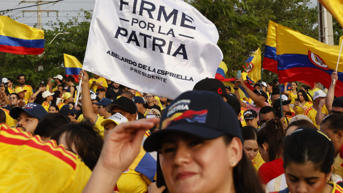 AME3187. BARRANQUILLA (COLOMBIA), 21/06/2026.- Simpatizantes del candidato a la Presidencia de Colombia Abelardo de la Espriella celebran este domingo, luego de conocer el conteo preliminar que le da la victoria en la segunda vuelta, en Barranquilla (Colombia). EFE/ Mauricio Dueñas Castañeda