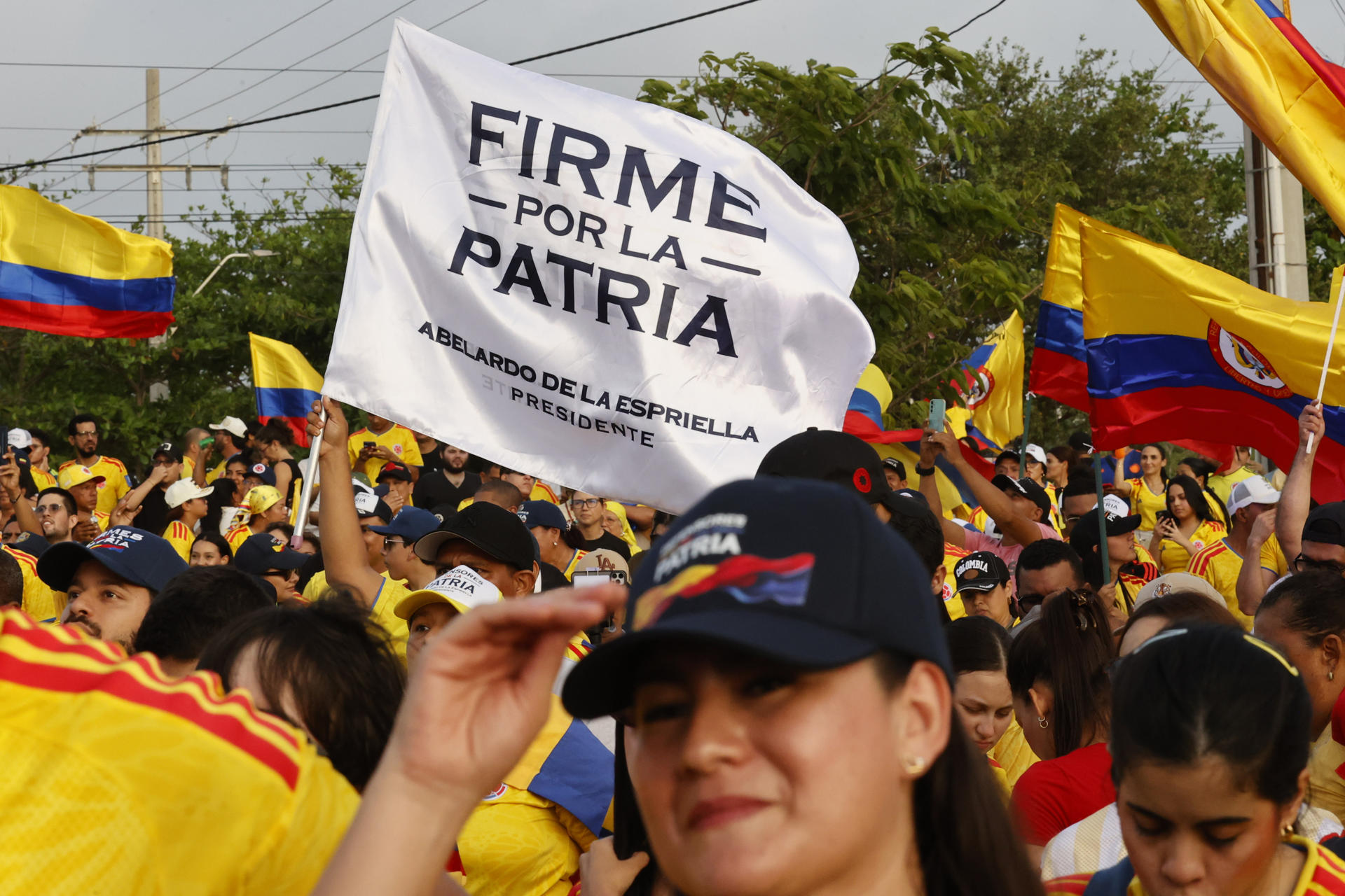 AME3187. BARRANQUILLA (COLOMBIA), 21/06/2026.- Simpatizantes del candidato a la Presidencia de Colombia Abelardo de la Espriella celebran este domingo, luego de conocer el conteo preliminar que le da la victoria en la segunda vuelta, en Barranquilla (Colombia). EFE/ Mauricio Dueñas Castañeda
