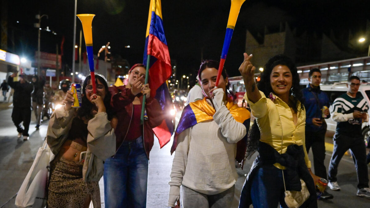 AME3216. BOGOTÁ (COLOMBIA), 21/06/2026.- Simpatizantes del candidato a la Presidencia de Colombia, el izquierdista Iván Cepeda, reaccionan luego de conocer el conteo preliminar que le da una ventaja al ultraderechista Abelardo de la Espriella en la segunda vuelta, este domingo en Bogotá (Colombia). EFE/ Carlos Ortega