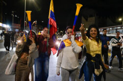 AME3216. BOGOTÁ (COLOMBIA), 21/06/2026.- Simpatizantes del candidato a la Presidencia de Colombia, el izquierdista Iván Cepeda, reaccionan luego de conocer el conteo preliminar que le da una ventaja al ultraderechista Abelardo de la Espriella en la segunda vuelta, este domingo en Bogotá (Colombia). EFE/ Carlos Ortega