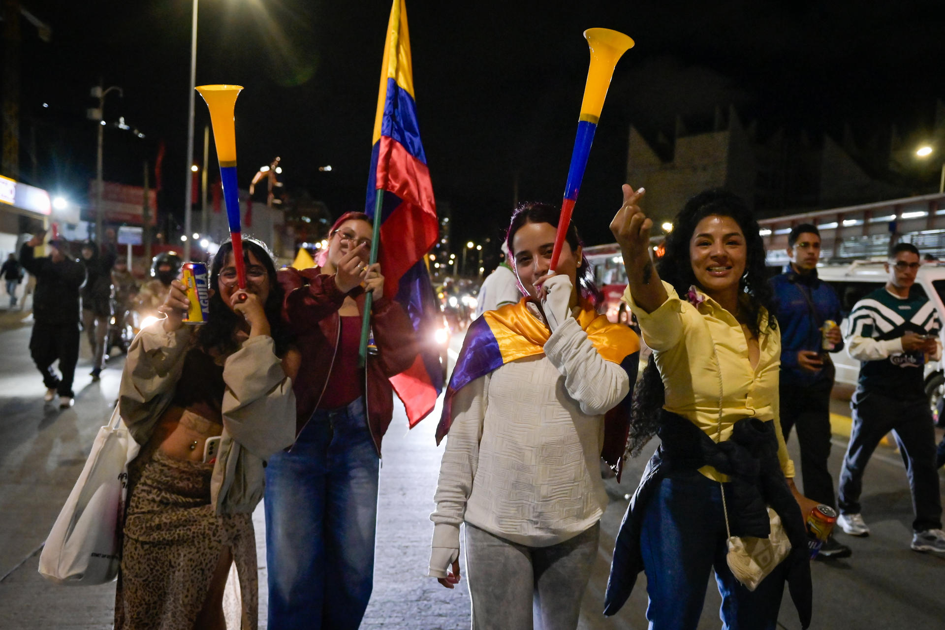 AME3216. BOGOTÁ (COLOMBIA), 21/06/2026.- Simpatizantes del candidato a la Presidencia de Colombia, el izquierdista Iván Cepeda, reaccionan luego de conocer el conteo preliminar que le da una ventaja al ultraderechista Abelardo de la Espriella en la segunda vuelta, este domingo en Bogotá (Colombia). EFE/ Carlos Ortega