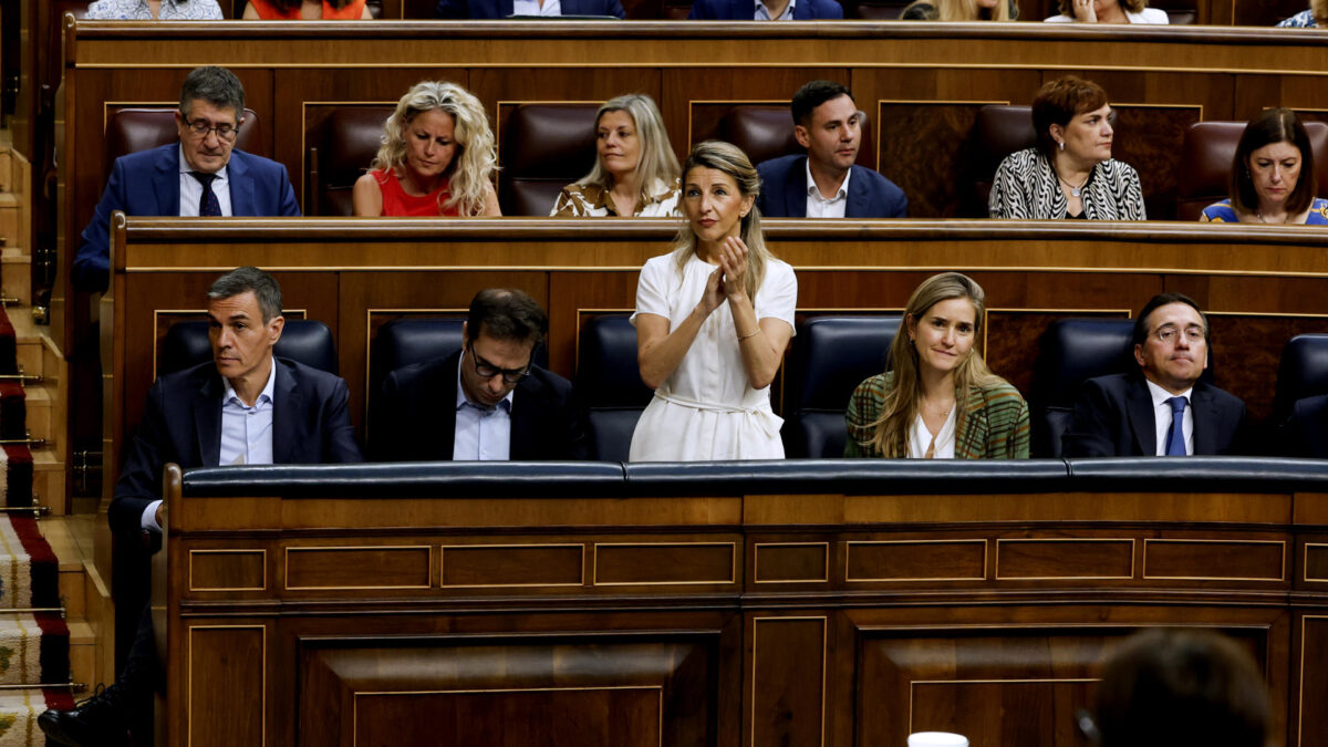 MADRID, 24/06/2026.- La líder de Sumar, Yolanda Díaz (c) aplaude a la portavoz de Sumar en el Congreso, Verónica Martínez (no en la imagen) tras su intervención en la sesión de control al Gobierno en el Congreso de los Diputados celebrada este miércoles. EFE/J.J.Guillén