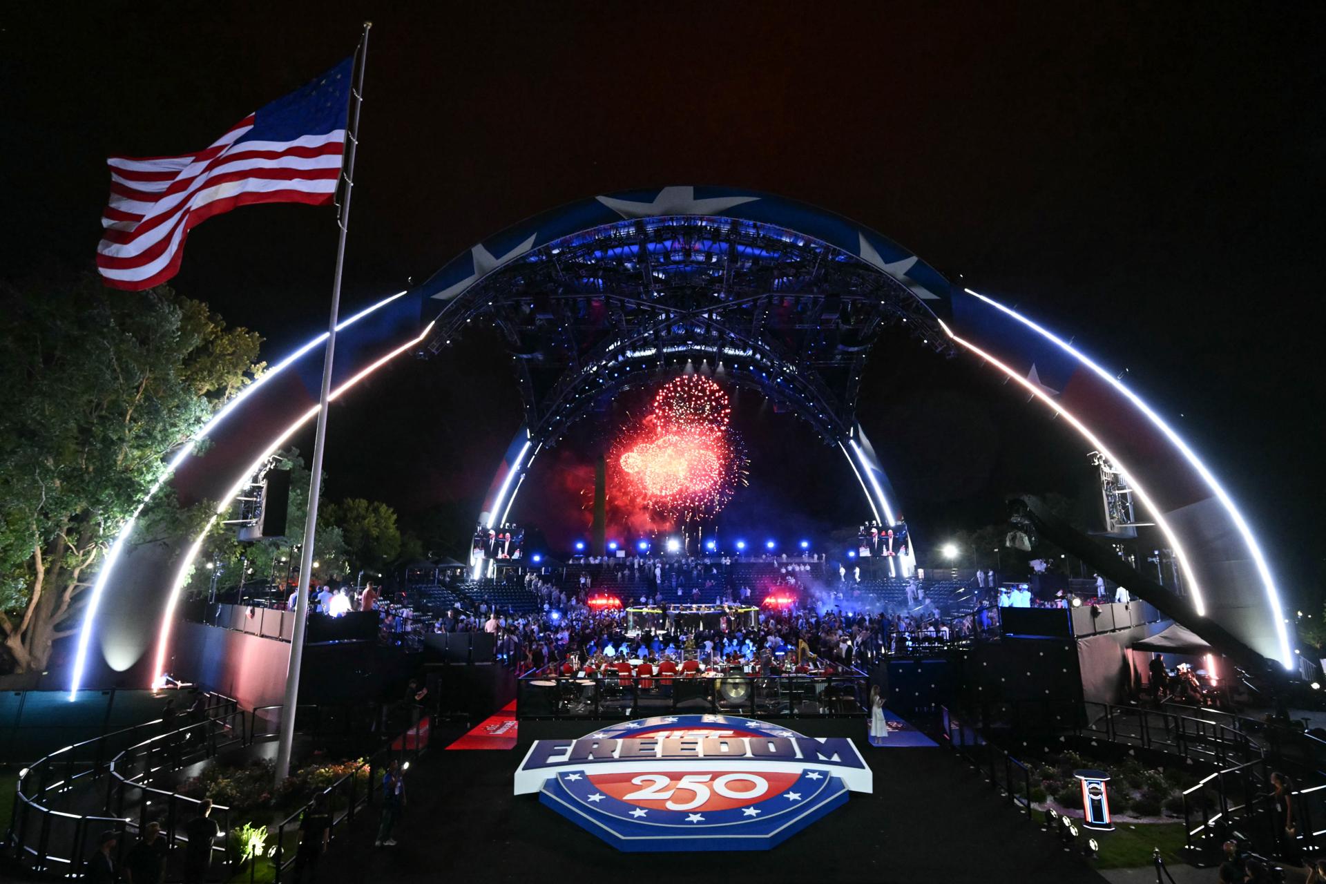 Washington (United States), 15/06/2026.- Fireworks illuminate the sky as Justin Gaethje of the USA celebrates after defeating Ilia Topuria of Georgia during the 'UFC Freedom 250' mixed martial arts event on the South Lawn of the White House in Washington, DC, USA, in the early morning hours of 15 June 2026. The event was held as part of US President Donald Trump's 80th birthday weekend activities. EFE/EPA/SAUL LOEB / POOL