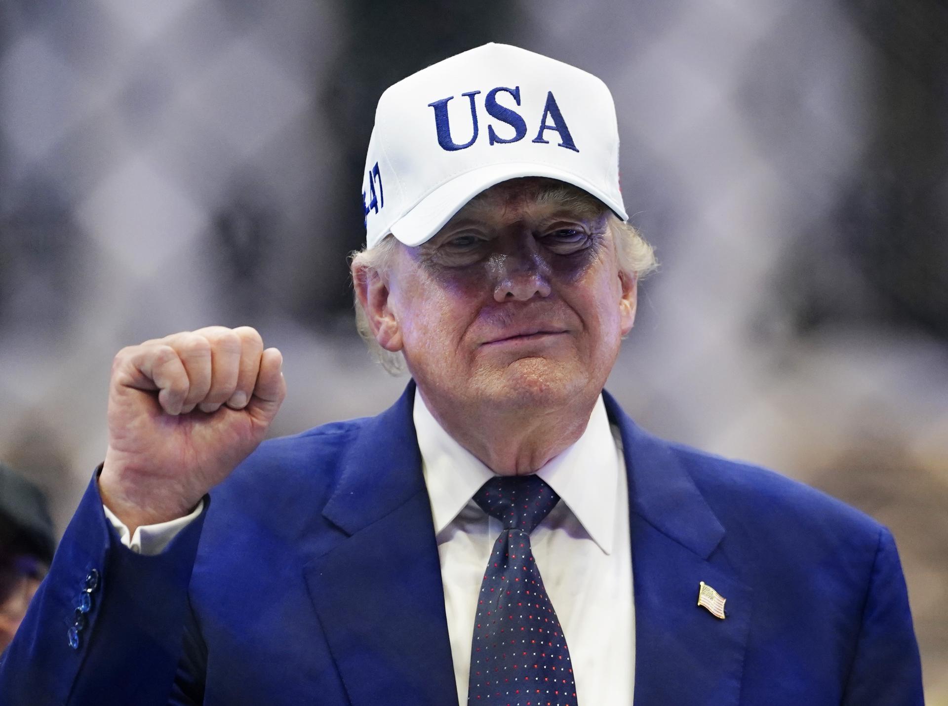 WASHINGTON, DC (United States), 15/06/2026.- US President Donald Trump gestures in the octagon after the UFC Freedom 250 event on the South Lawn of the White House in Washington, DC, USA, 15 June 2026. The mixed martial arts bouts are being held as part of President Trump's 80th birthday weekend activities. EFE/EPA/BONNIE CASH / POOL