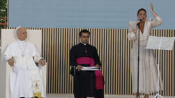 MADRID, 06/06/2026.- El papa León XIV escucha la actuación de la cantaora Niña Pastor (d) en su visita este sábado al centro CEDIA 24 Horas, de Cáritas Madrid, un proyecto de atención integral a personas en situación de sinhogarismo y exclusión social, en el barrio madrileño de Carabanchel, en el marco del primer día de los seis que componen su visita oficial a España. EFE/ J.J. Guillén POOL