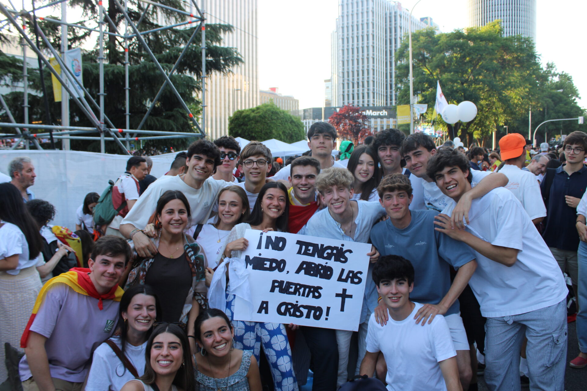 Un grupo de jóvenes, durante la vigilia con el Papa León XIV