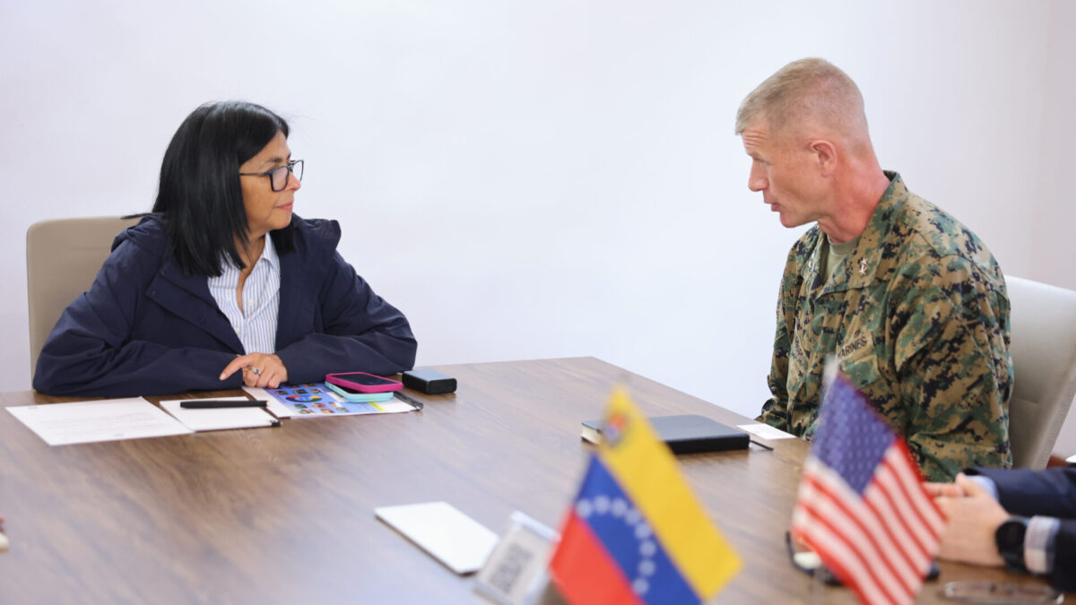 AME5018. CARACAS (VENEZUELA), 26/06/2026.- Fotografía difundida por el Palacio de Miraflores de la presidenta encargada de Venezuela, Delcy Rodríguez, junto al mayor general del Cuerpo de Marines de Estados Unidos Kevin J. Jarrard este viernes, en una reunión para coordinar labores humanitarias tras los dos terremotos, en Caracas (Venezuela). EFE/ Palacio de Miraflores /SOLO USO EDITORIAL/ SOLO DISPONIBLE PARA ILUSTRAR LA NOTICIA QUE ACOMPAÑA (CRÉDITO OBLIGATORIO)