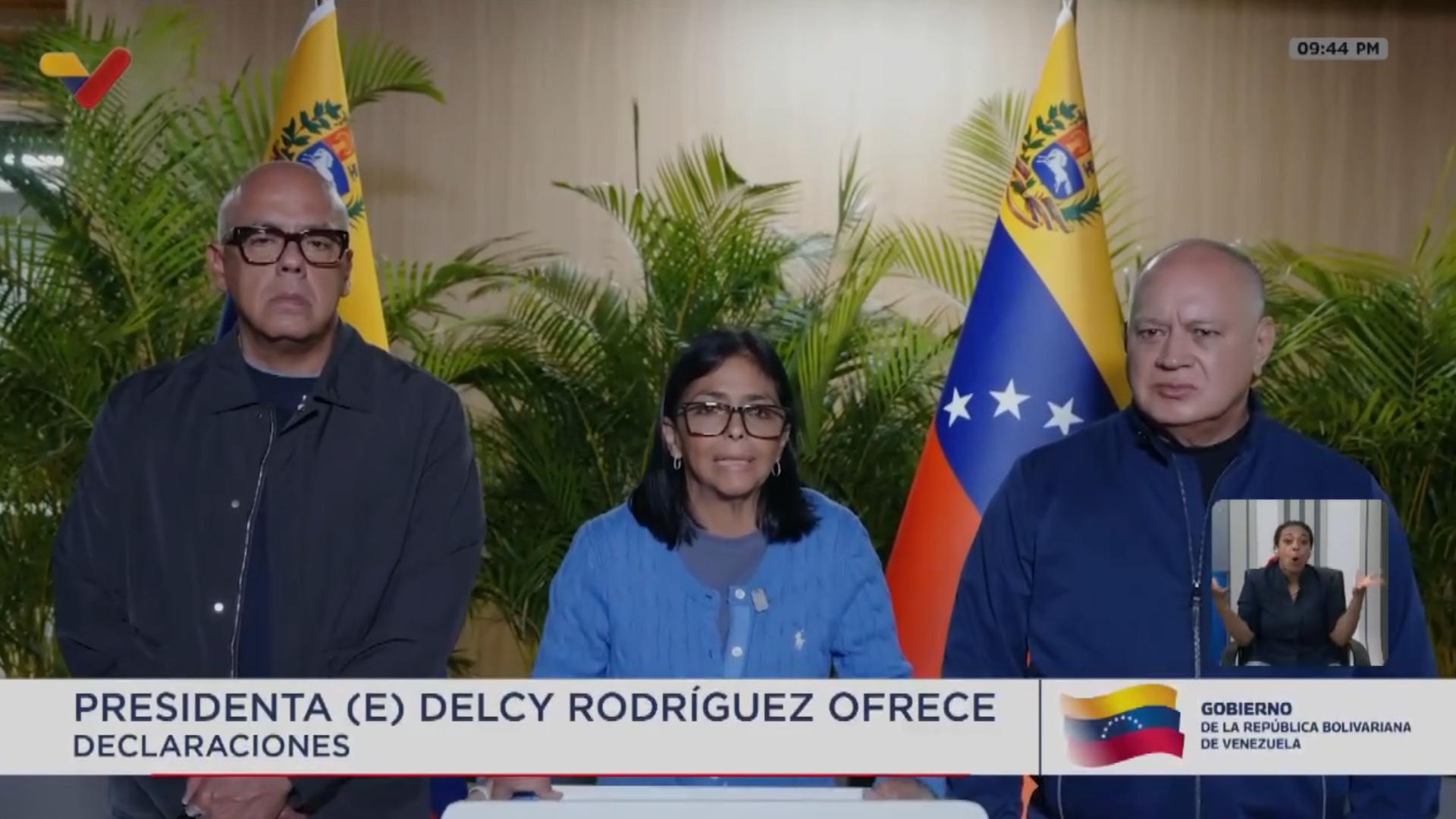 AME4130. CARACAS (VENEZUELA), 24/06/2026.- Captura de video de una transmisión del canal estatal Venezolana de Televisión (VTV) de la presidenta encargada de Venezuela, Delcy Rodríguez (c), acompañada por el presidente de la Asamblea Nacional (AN) Jorge Rodríguez (i) y el ministro del Interior Diosdado Cabello durante una declaración tras los dos terremotos de magnitud 7,5 y 7,2 ocurridos en una zona del centro del país, en Caracas (Venezolana). EFE/ VTV /SOLO USO EDITORIAL/ SOLO DISPONIBLE PARA ILUSTRAR LA NOTICIA QUE ACOMPAÑA (CRÉDITO OBLIGATORIO)
