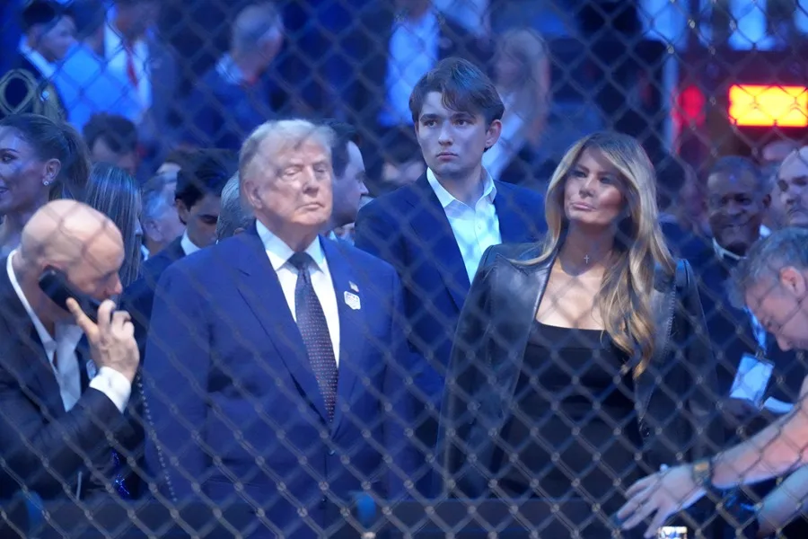 El presidente de Estados Unidos, Donald Trump (i), su hijo Barron (c) y su esposa Melania Trump, en el combate.