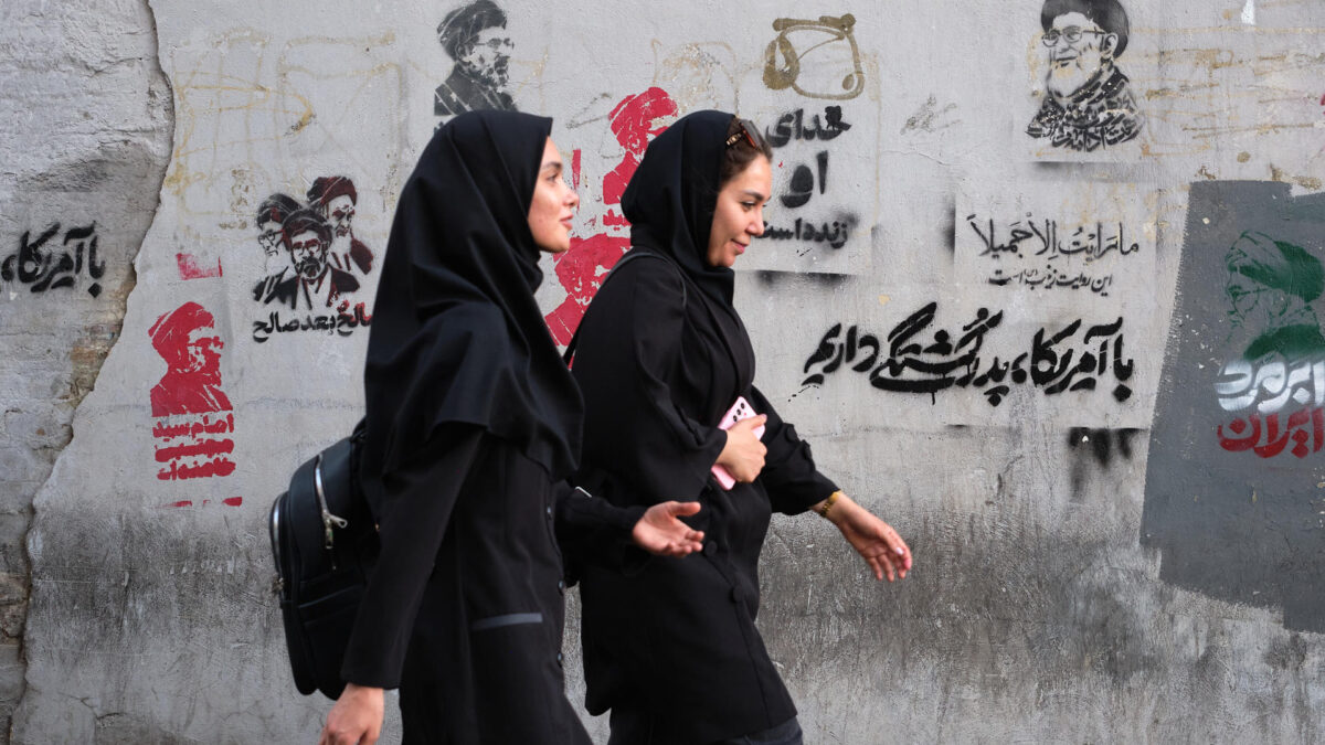 Dos iraníes pasan delante de unos grafitis del asesinado líder supremo de Irán Alí Jameneí y de su hijo y sucesor Mojtaba Jameneí en Teherán. Los iraníes recibieron con alivio el anuncio del acuerdo entre Irán y Estados Unidos para poner fin a la guerra y sobre todo esperan que el fin de las hostilidades ayude a mejorar la paupérrima situación económica del país y por ende sus vidas. EFE/Jaime León