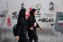 Dos iraníes pasan delante de unos grafitis del asesinado líder supremo de Irán Alí Jameneí y de su hijo y sucesor Mojtaba Jameneí en Teherán. Los iraníes recibieron con alivio el anuncio del acuerdo entre Irán y Estados Unidos para poner fin a la guerra y sobre todo esperan que el fin de las hostilidades ayude a mejorar la paupérrima situación económica del país y por ende sus vidas. EFE/Jaime León