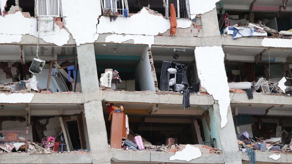 CATIA LA MAR (VENEZUELA), 25/06/2026.- Vista de los daños registrados en varios edificios por los terremotos, en la localidad de Catia La Mar, en el estado costero de La Guaira (Venezuela) este jueves. EFE/ Ronald Pena R.