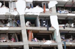 CATIA LA MAR (VENEZUELA), 25/06/2026.- Vista de los daños registrados en varios edificios por los terremotos, en la localidad de Catia La Mar, en el estado costero de La Guaira (Venezuela) este jueves. EFE/ Ronald Pena R.