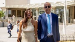 La actriz Elisa Mouliaá comparece ante los medios tras personarse este miércoles en los juzgados madrileños de Plaza de Castilla
