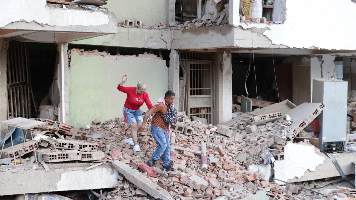 CATIA LA MAR (VENEZUELA), 25/06/2026.- Residentes caminan entre los escombros de una de las viviendas dañadas por los terremotos, en la localidad de Catia La Mar, en el estado costero de La Guaira (Venezuela) este jueves. EFE/ Ronald Pena R.