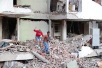 CATIA LA MAR (VENEZUELA), 25/06/2026.- Residentes caminan entre los escombros de una de las viviendas dañadas por los terremotos, en la localidad de Catia La Mar, en el estado costero de La Guaira (Venezuela) este jueves. EFE/ Ronald Pena R.