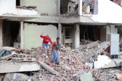CATIA LA MAR (VENEZUELA), 25/06/2026.- Residentes caminan entre los escombros de una de las viviendas dañadas por los terremotos, en la localidad de Catia La Mar, en el estado costero de La Guaira (Venezuela) este jueves. EFE/ Ronald Pena R.