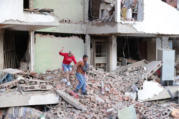 CATIA LA MAR (VENEZUELA), 25/06/2026.- Residentes caminan entre los escombros de una de las viviendas dañadas por los terremotos, en la localidad de Catia La Mar, en el estado costero de La Guaira (Venezuela) este jueves. EFE/ Ronald Pena R.