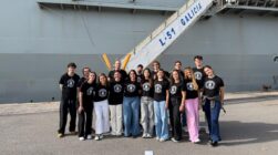 Los quince estudiantes de la Universidad de Cádiz que estuvieron a bordo del Buque de Asalto Anfibio Galicia
