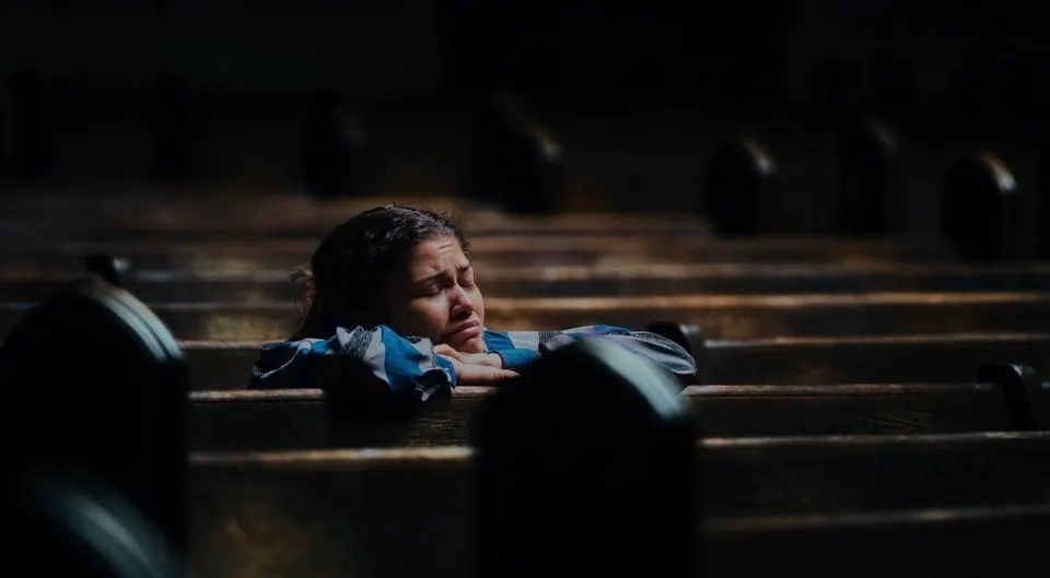 Zendaya interpreta a Rue en 'Euphoria', una serie de Sam Levinson