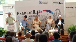 El alcalde de Estepona junto a los ponentes.