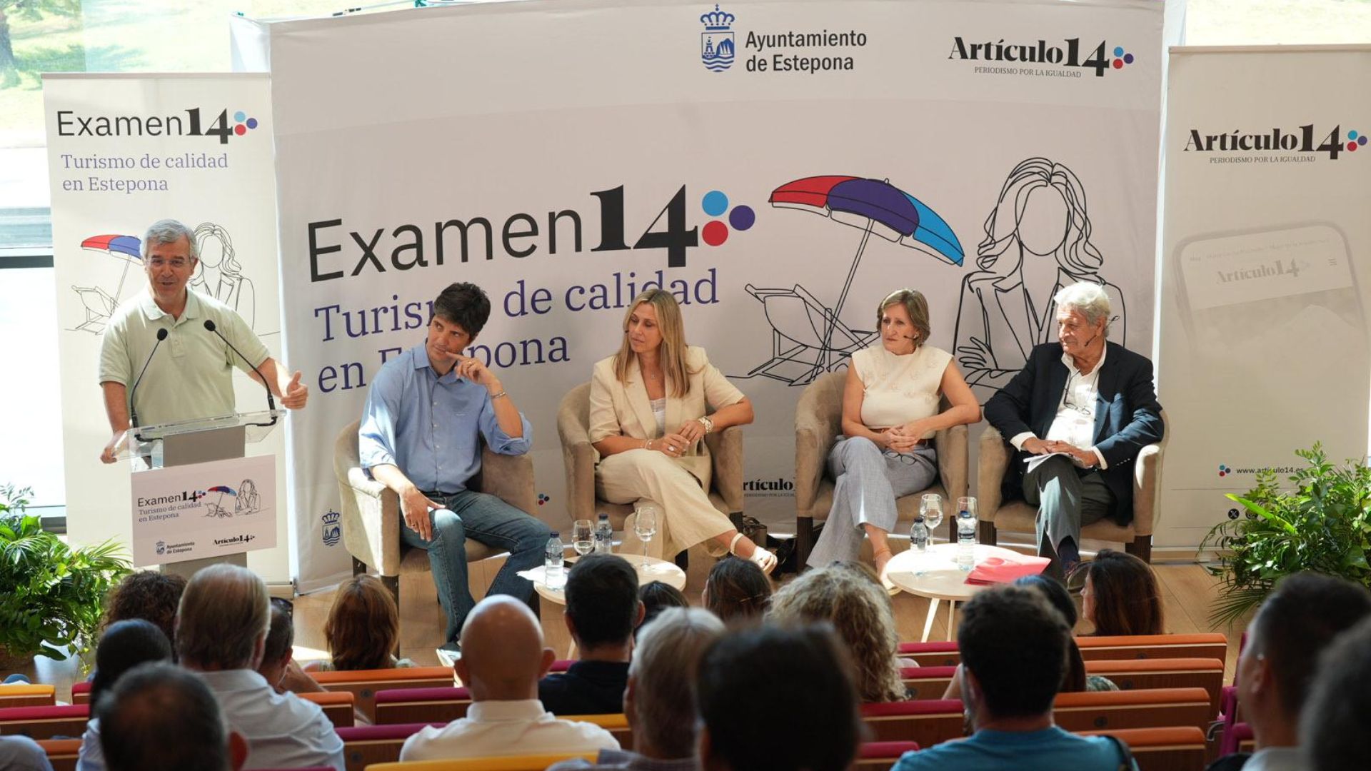 El alcalde de Estepona junto a los ponentes.